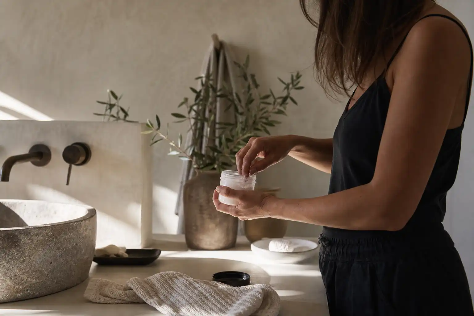 Quelqu'un manipule un objet, autour d'ice culture caractéristiques, dans une salle de bain.